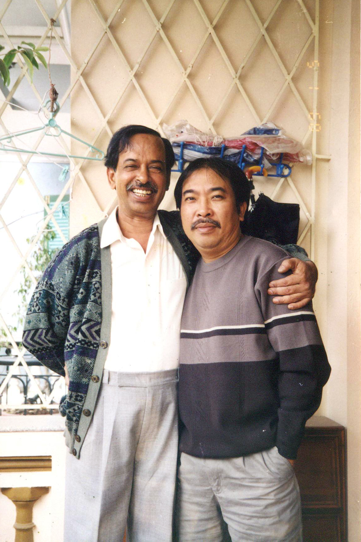 Moin Udin và nhà văn Nguyễn Quang Thiều.