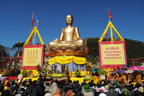 Bảo tượng Đức Phật Hoàng Trần Nhân Tông trên đỉnh non thiêng Yên Tử.