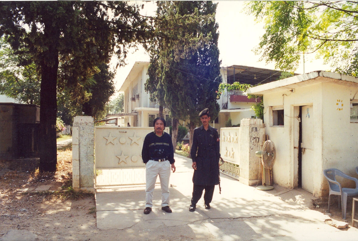 Nhà văn Nguyễn Quang Thiều trước của Sứ quán Taliban tại Islamabas, Pakistan