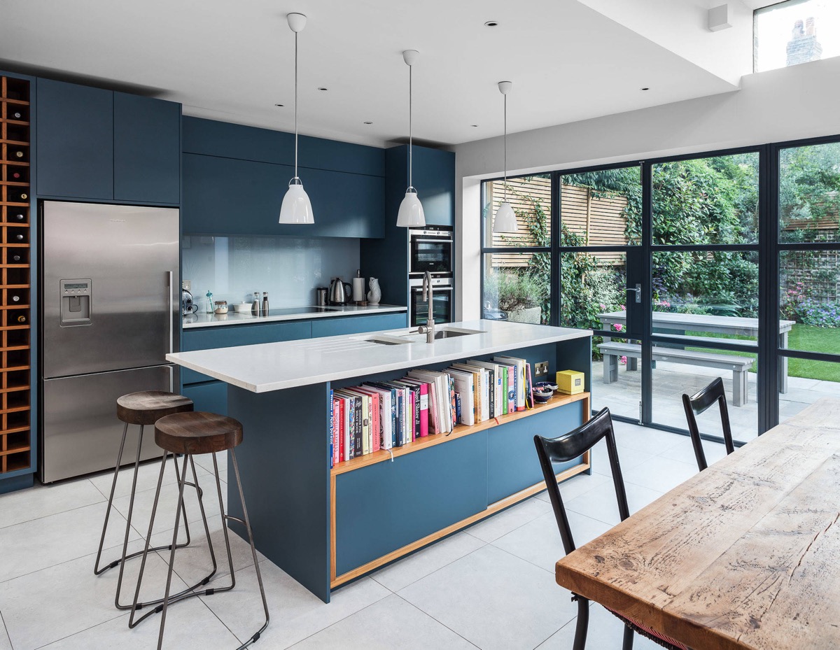 Ý tưởng thiết kế một căn bếp hiện đại với thư viện sách ngay trong phòng bếp. Những chi tiết gỗ đã tạo nên một không gian xanh hài hòa khiến căn bếp như trở thành một ốc đảo xanh giữa không gian thiên nhiên.