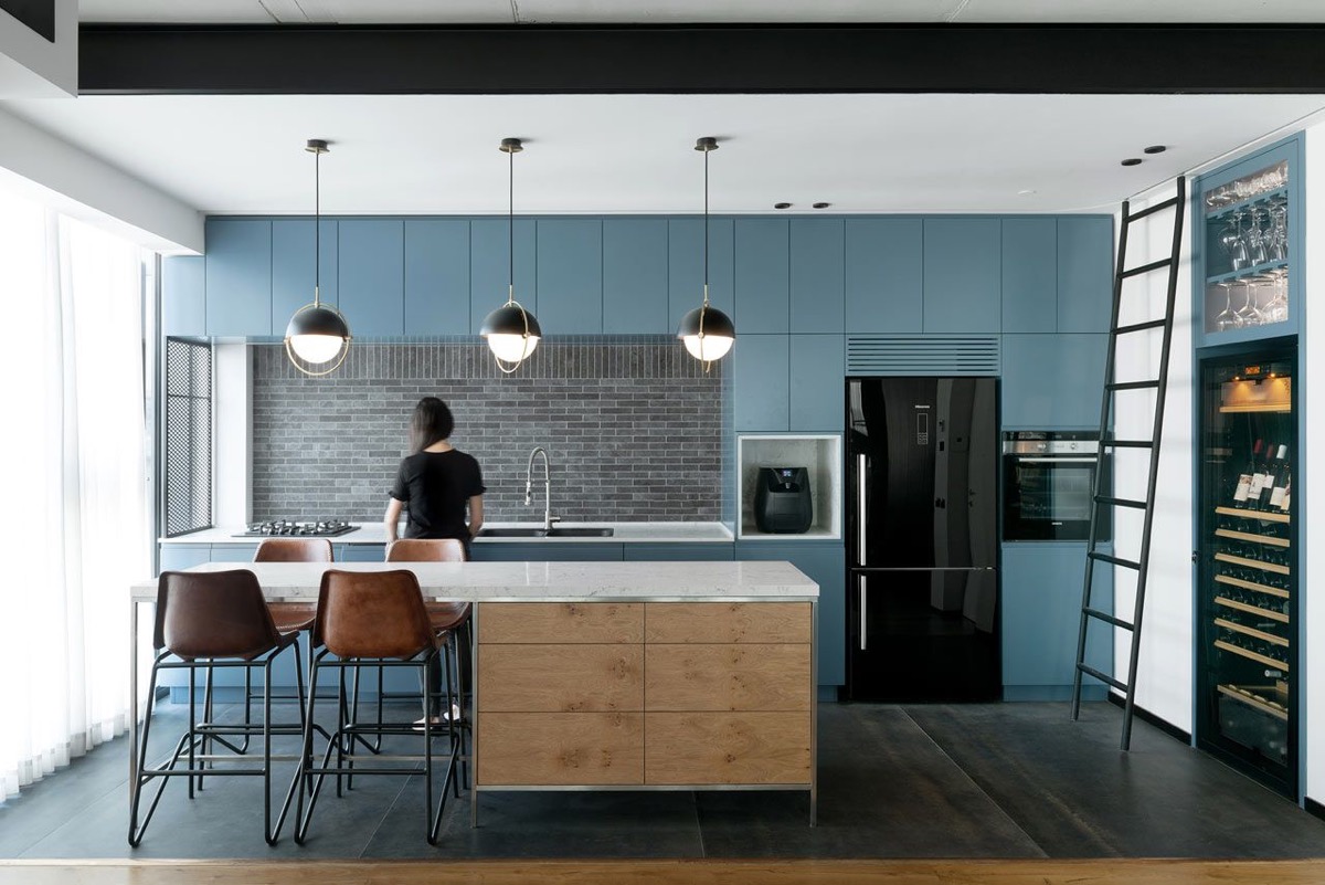 Không gian phòng bếp trở nên tinh tế và dịu mát với tông màu xanh sang trọng.