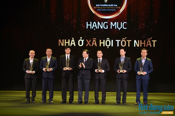 Đại diện Hải Phát Invest, Ông Tạ Phú Cường - Phó TGĐ (thứ 2 từ phải qua) lên nhận giải thưởng hạng mục Nhà ở xã hội tốt nhất.