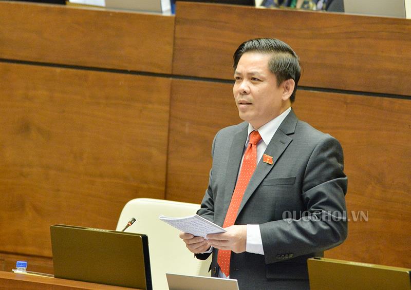 Bộ trưởng Nguyễn Văn Thể trả lời chất vấn.