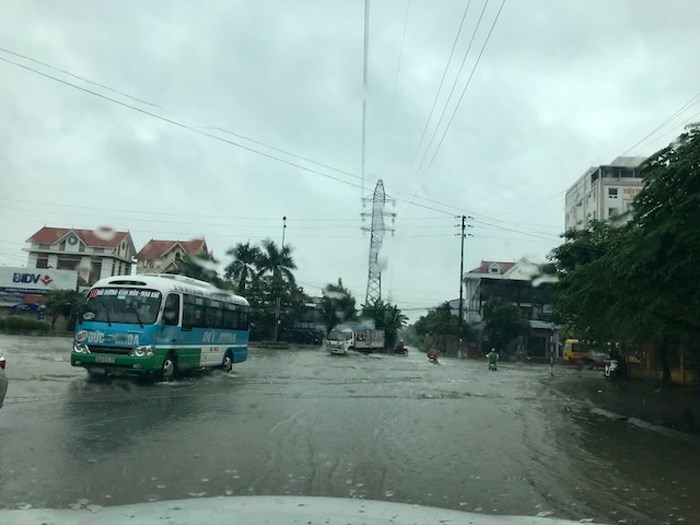 Nhiều tuyến phố chìm trong biển nước khiến các phương tiện giao thông như xe máy, ôtô bị chết máy, gây ách tắc giao thông. (Ảnh: Báo Hải Dương)