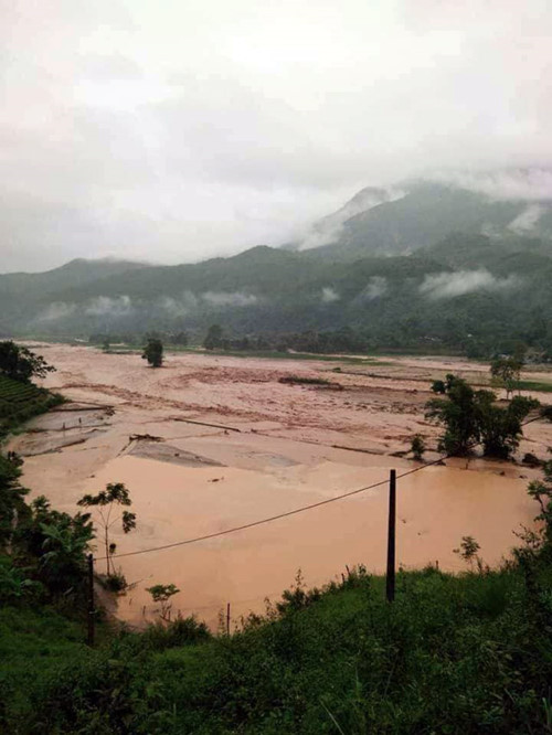 Tại Yên Bái,p/Ban Chỉ huy phòng chống thiên tai và Tìm kiếm cứu nạn tỉnh Yên Bái có 3.877 ngôi nhà bị ngập nước, sạt lở taluy, tốc mái, hư hỏng.