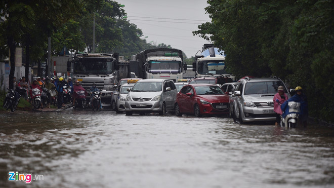 Một tuyến phố khác tại Hà Nội cũng bị ngập lụt. (Ảnh: Zing).