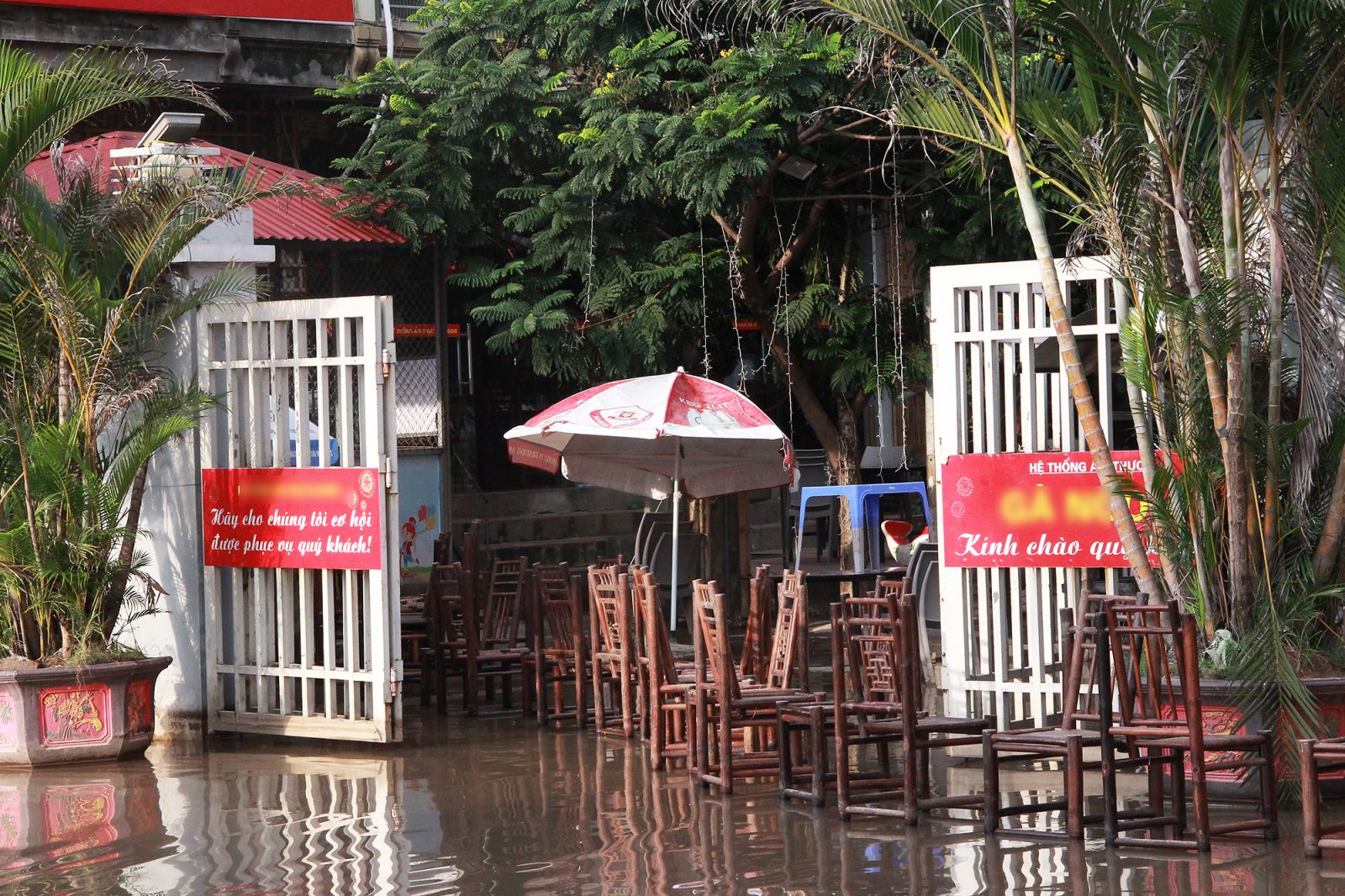 Quán ăn bên đường Lê Trọng Tấn cũng chịu cảnh ngập nước sau trận mưa. Đến hiện tại, nước vẫn chưa có dấu hiệu rút xuống.