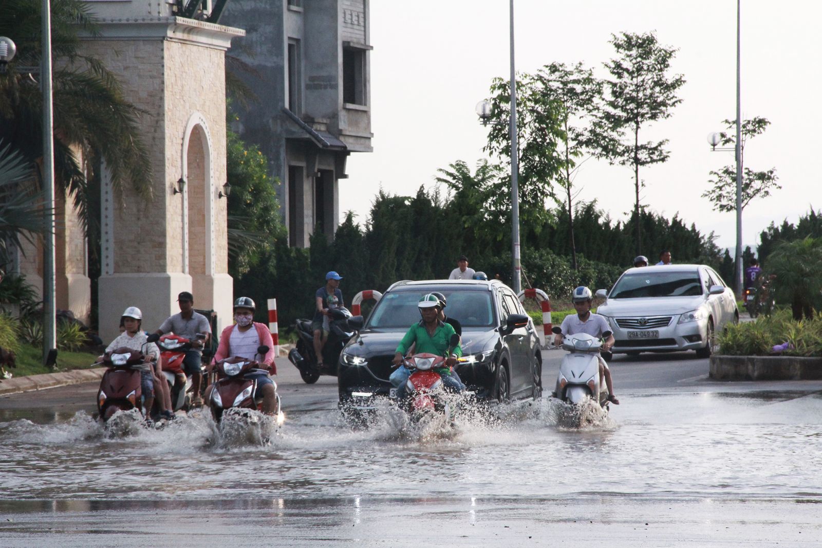 Đối diện với cổng khu đô thị Geleximco A, khu đô thị Sudico An Khánh cũng ngập trong nước.