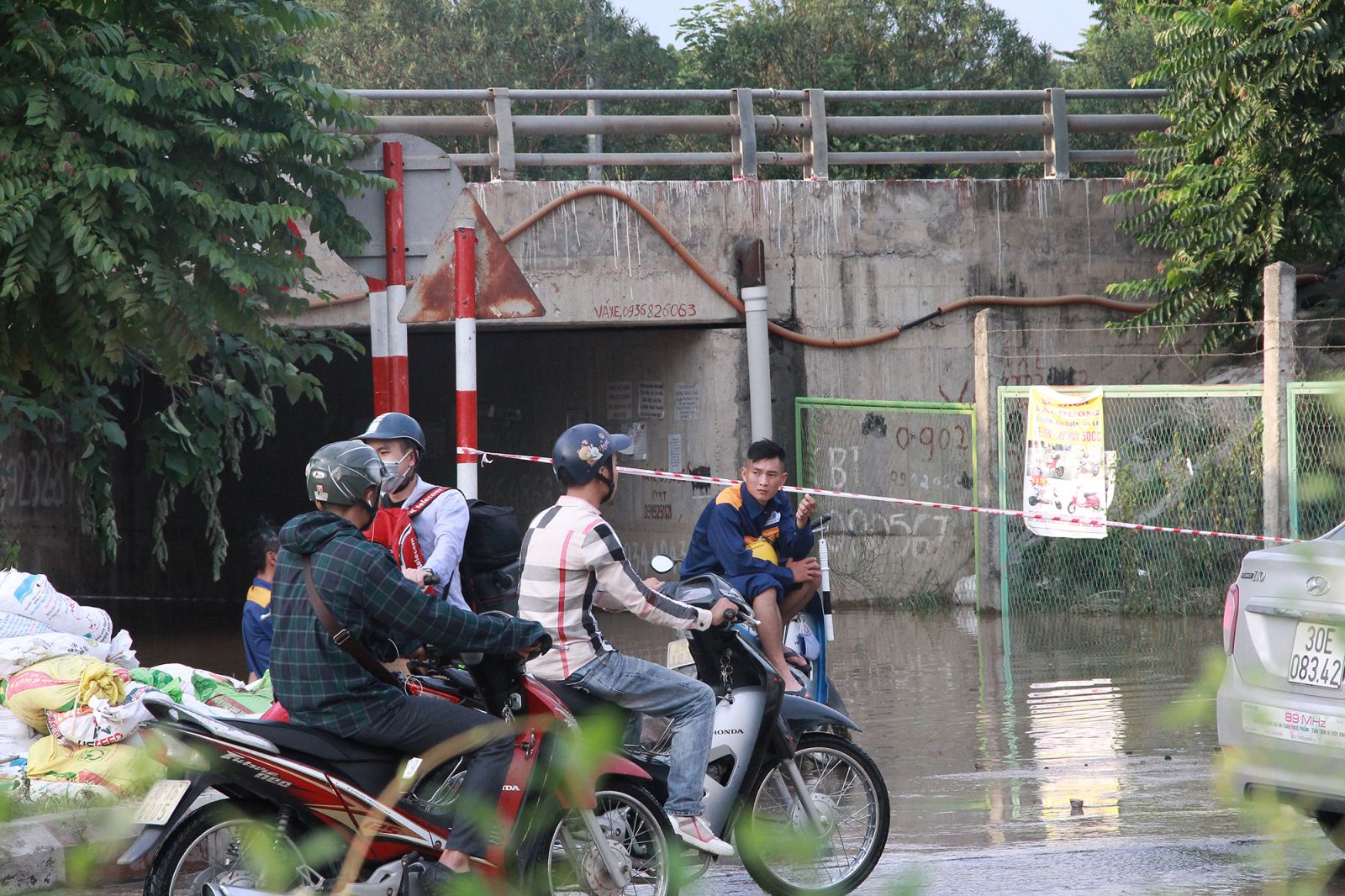 Hầm cầu chui trên đường đại lộ Thăng Long đã phải treo biển cảnh báo tình trạng ngập úng.
