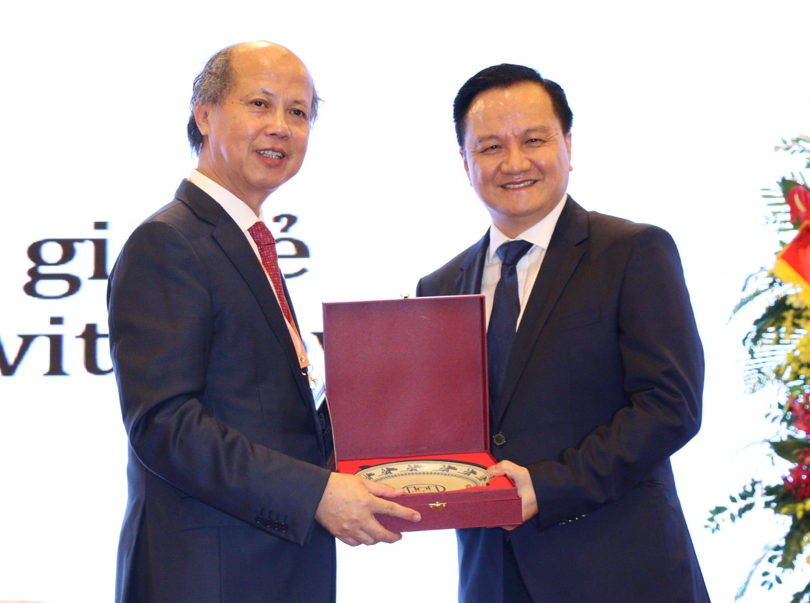 Chủ tịch Hiệp hội Bất động sản Việt Nam trao quà lưu niệm cho ông Nguyễn Vĩnh Trân