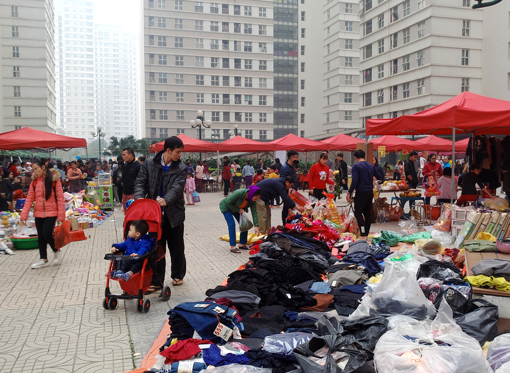 Một chung cư tại quận Hà Đông đã tổ chức hội chợ Tết với sự hưởng ứng của hàng nghìn cư dân. 