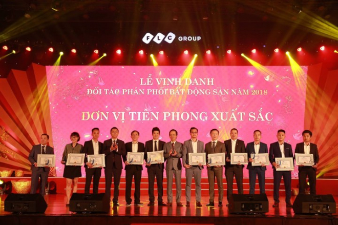 Ông Lê Hồng Quang - Tổng Giám đốc Lộc Sơn Hà Miền Nam (thứ 5 từ phải sang) nhận giải thưởng