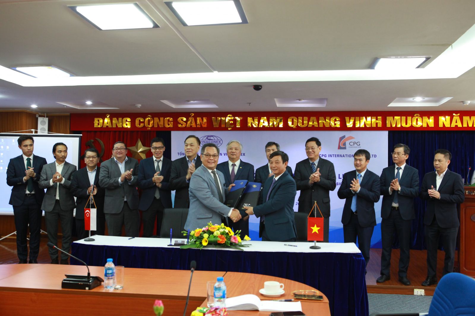 Tổng giám đốc Vinaconex Nguyễn Xuân Đông và ông Vincent - Tổng giám đốc CPG International ký kết biên bản hợp tác chiến lược.