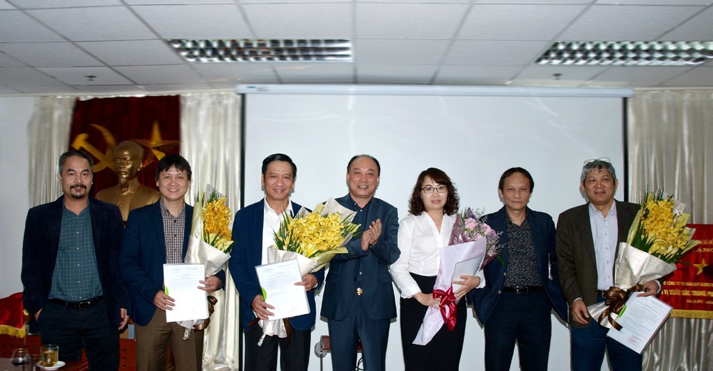 Ông Thân Hồng Linh (đứng chính giữa) cùng các lãnh đạo của VNCC