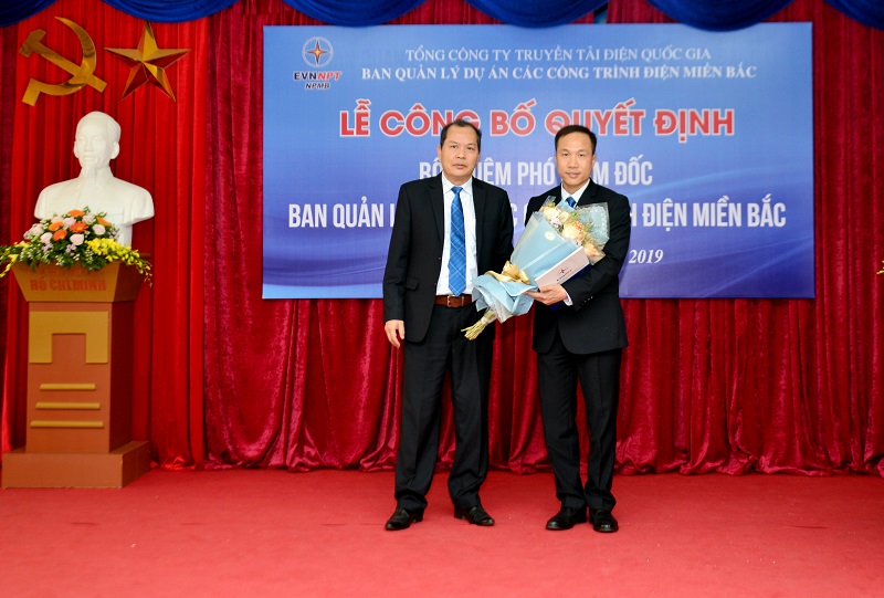 Ông Phan Lương Thiện (bìa trái) trong một sự kiện của Ban Quản lý dự án các công trình điện miền Bắc