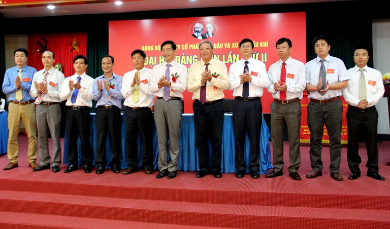Hình ảnh được cho là của ông Hồ Trí Dũng (áo xanh ngoài cùng bên phải) và ông Bùi Việt Hà (áo trắng đứng thứ 2 từ phải sang trái) tại Đại hội Đảng bộ lần thứ 2, nhiệm kỳ 2015 – 2020 của PVTEX.