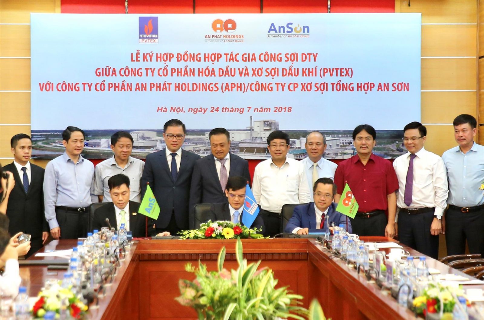 Ông Hồ Trí Dũng (thứ nhất từ trái sang) trên vai trò mới là Tổng GĐ Cty An Sơn ký kết hợp đồng hợp tác gia công sợi DTY giữa PVTEX với An Phát/An Sơn.