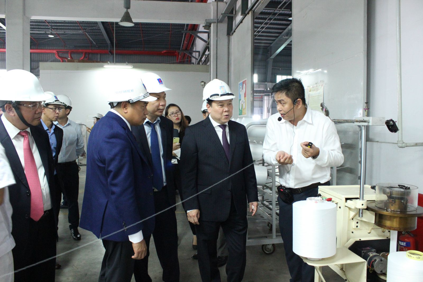 Ông Bùi Việt Hà trên vai trò mới là Phó Tổng GĐ Cty An Sơn (áo trắng) đang giới thiệu về sản phẩm sợi DTY, thành quả hợp tác giữa An Sơn và PVTEX.