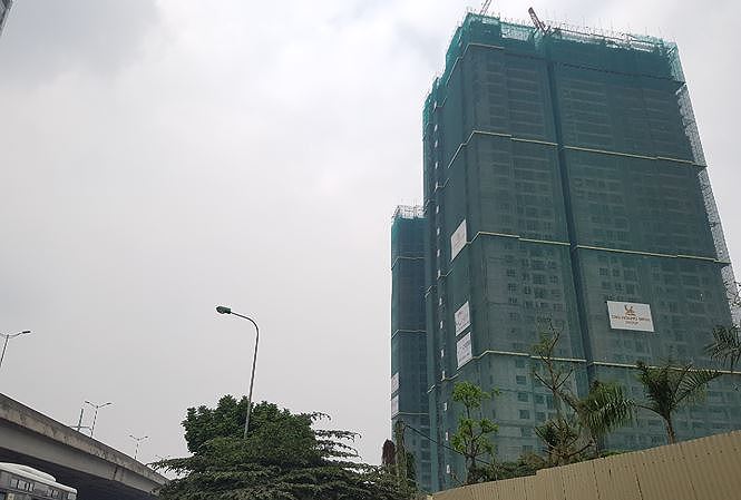 Theo quy hoạch nút Trung Hòa (giao giữa đường Khuất Duy Tiến và Trần Duy Hưng) điểm nhấn là tổ hợp cụm công trình cao tầng 40-50 tầng. Thực tế hiện nay khu vực đã mọc lên những tòa chung cư của Tân Hoàng Minh cao từ 36-46 tầng.
