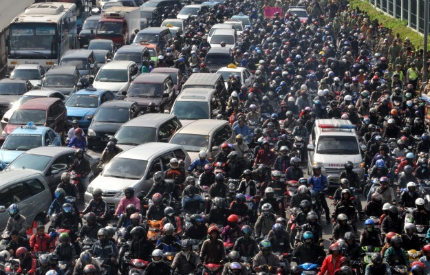 Jakarta là thành phố có tình trạng giao thông tắc nghẽn tồi tệ nhất thế giới.trung bình mỗi người dân Jakarta hoài phí 10 năm tuổi thọ để chen lấn nhau trên những con đường kẹt cứng xe cộ. 