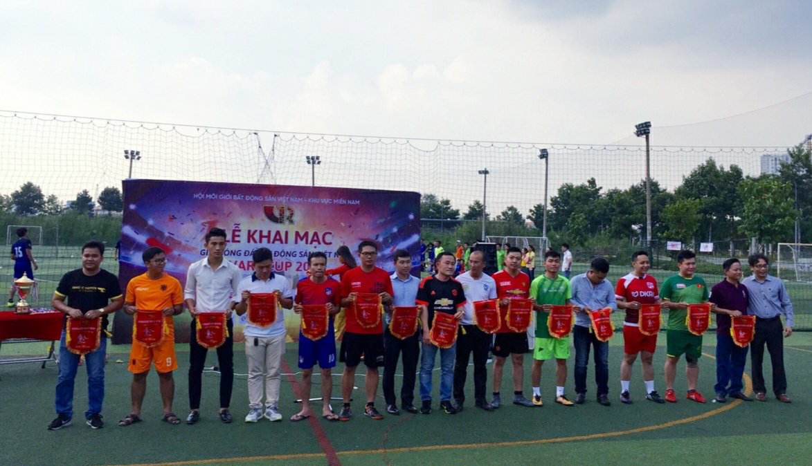 16 đội tham gia nhận cờ lưu niệm của Ban tổ chức.