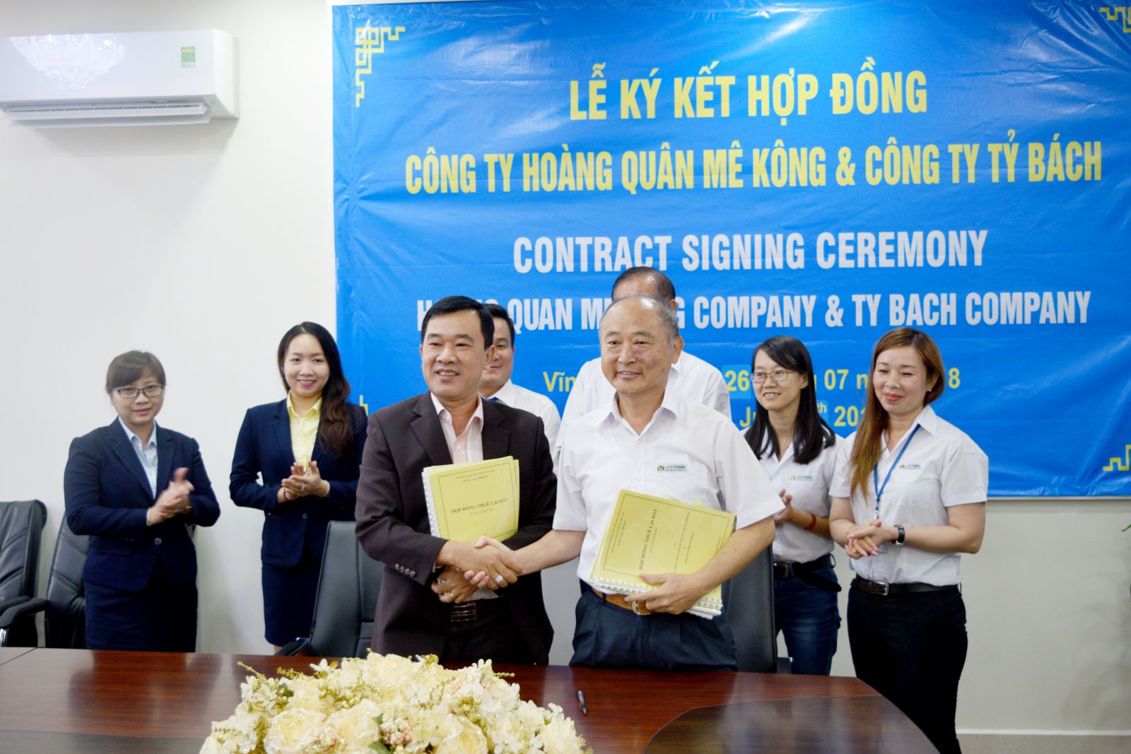 Ông Trương Đình Thảo – TGĐ Hoàng Quân Mê Kông vàp/ông Chen Tsao Kang – Giám đốc công ty Tỷ Bách tại lễ ký kết hợp đồng hợp tác