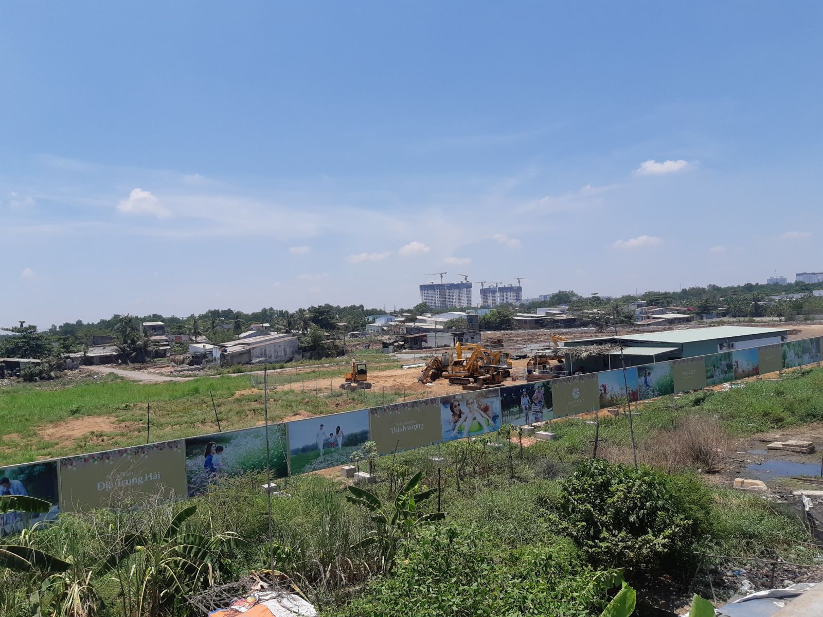 Một góc dự án nhìn từ Đại lộ Nguyễn Văn Linh, có thể còn hàng trăm nóc nhà dân chưa di dời. 