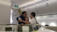 Khách nam say xỉn sàm sỡ khách nữ trên máy bay Vietnam Airlines