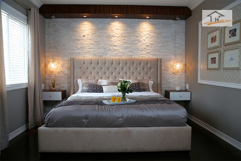 Đầu giường tựa vào tường, thành giường cách đều hai bên sẽ tạo sự vững chãi và có giấc ngủ ngon