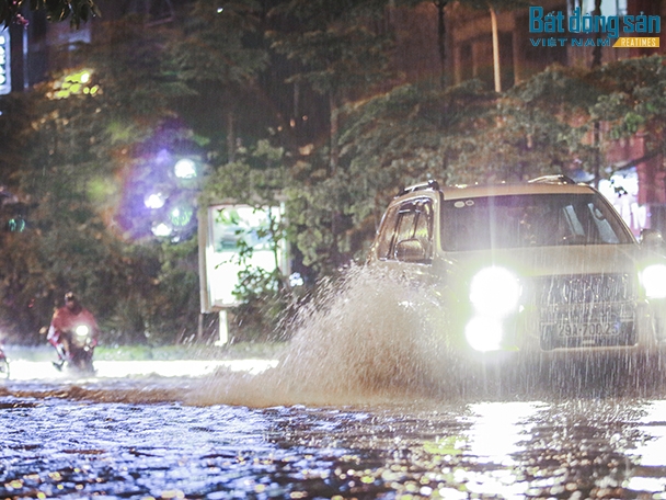 Khoảng 19h ngày 12/5, một cơn mưa lớn bất ngờ đổ xuống kéo dài hàng giờ đồng hồ khiến nhiều tuyến đường trên địa bàn Hà Nội chìm trong biển nước.