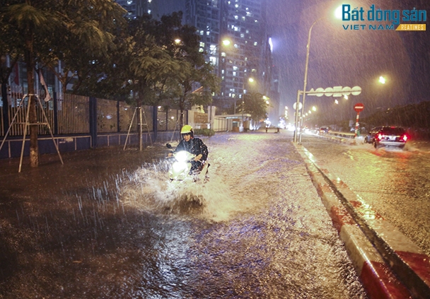 Tuyến phố Hoàng Minh Giám nước ngập nhiều giờ, có chỗ nước sâu gần hết bánh xe…