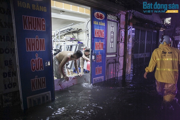 Trên phố Hoa Bằng, nước ngập vào cả trong nhà dân.
