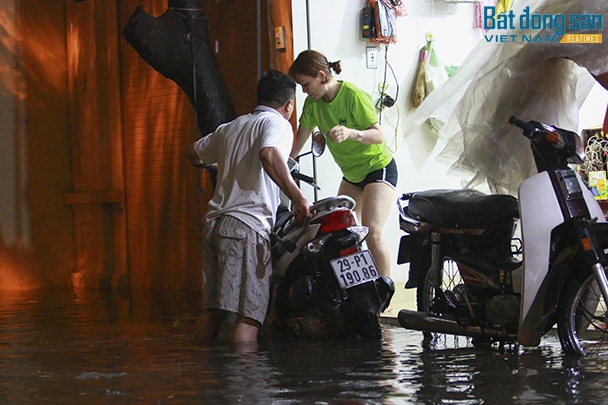 Một người dân sống trên phố Hoa Bằng cho biết, năm nào cũng thế hễ cứ mưa là lại lụt, kiến nghị nhiều lần rồi nhưng vẫn không đâu vào đâu.