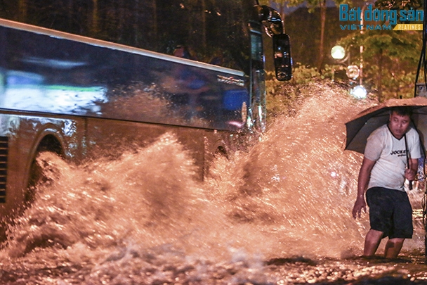 Không riêng gì xe cộ, người đi bộ cũng gặp không ít bất tiện khi Hà Nội cứ mưa là lại lụt như sông.