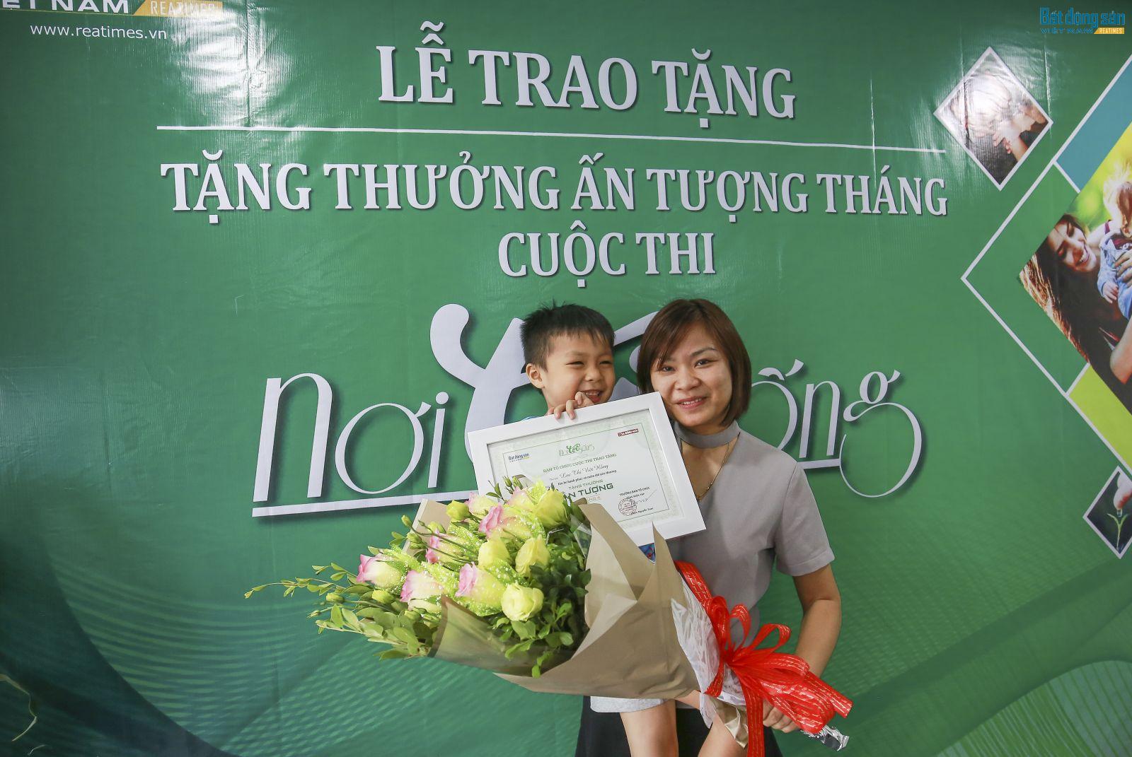 Hai mẹ con chị Lục Thị Việt Hồng, tác giả của bài Em bé hạnh phúc và miền đất yêu thương