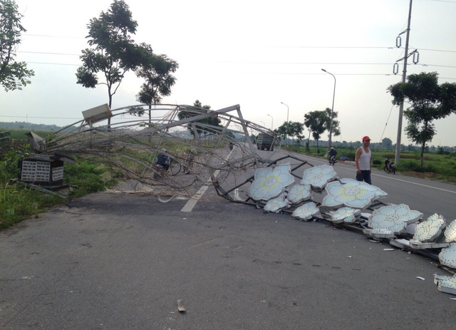 Cổng chào khu đô thị Hoàng Long - Kinh Bắc, TP Bắc Ninh, tỉnh Bắc Ninh bị xe ôtô đâm đổ