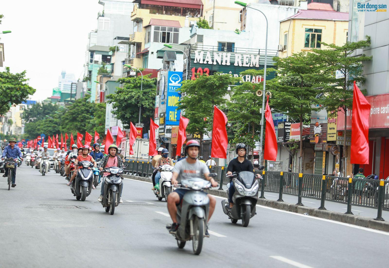 Trên các tuyến đường lớn thuộc trung tâm TP. Hà Nội đã rợp trong màu cờ đỏ.
