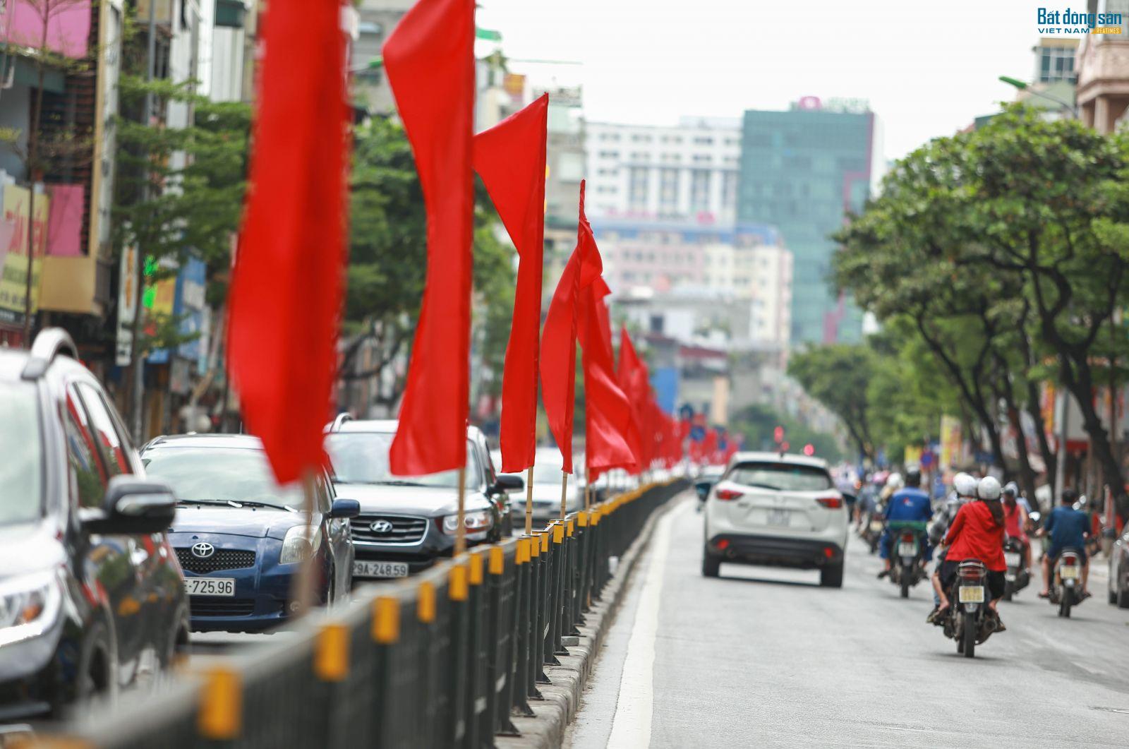 Đoạn đường Tôn Đức Thắng, Nguyễn Lương Bằng, Tây Sơn cờ đỏ được treo khắp tuyến đường