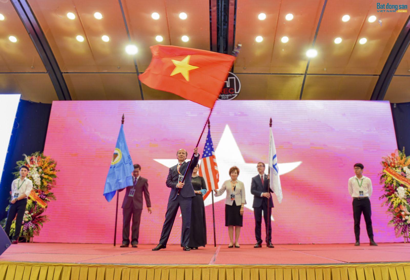 Lễ rước cờ các đoàn đại biểu tham dự Hội nghị