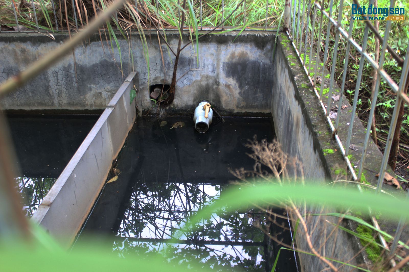 Trạm xử lý nước thải tập trung chưa được vận hành nên nước thải trong quá trình sản xuất và nước thải sinh hoạt, các doanh nghiệp tự xử lý trước khi thải ra môi trường.