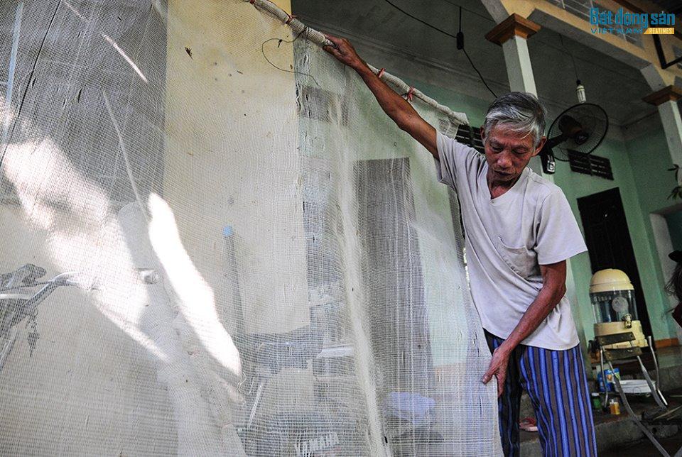 Gia đình ông Trần Thanh Lộc là một trong những hộ sống gần bãi rác nhất. Vì quá nhiều ruồi nên ông Lộc phải căng lưới để quây kín bếp mỗi khi nấu cơm.