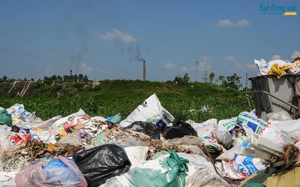 Người dân xung quanh quá bức xúc vì ô nhiễm và địa phương không đưa ra mức đền bù thoả đáng nên họ lập các lán canh ngay ngoài cổng bãi rác để chặn không cho xe chở rác vào.