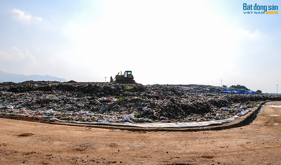 Bác rác Xuân Sơn luôn trong tình trạng ngổn ngang, chất đống rác thải.