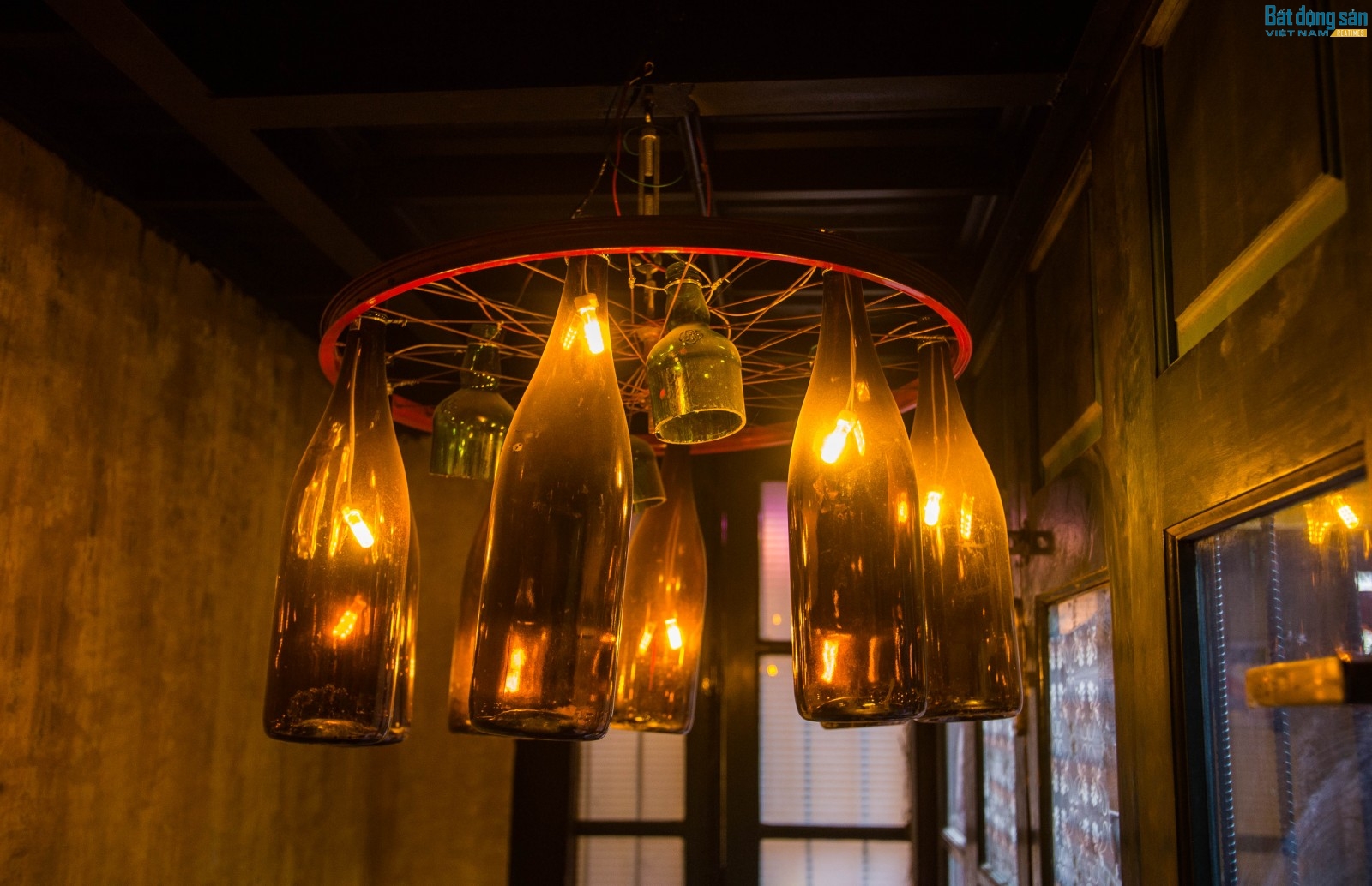 Ngoài chai nhựa, lọ thủy tinh cũng được tận dụng thành đèn chùm đặc biệt.