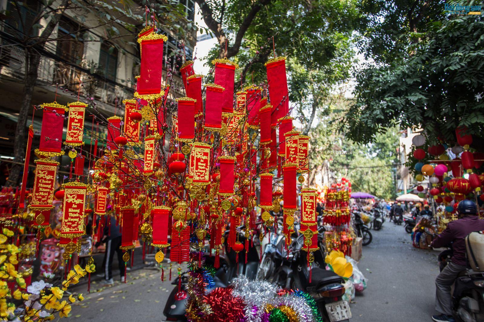 Các sản phẩm đồ trang trí màu đỏ treo lên cây đào, cây quất, cây mai.. nhằm cầu mong sự may mắn trong năm, được người dân bày bán nhiều trên phố.