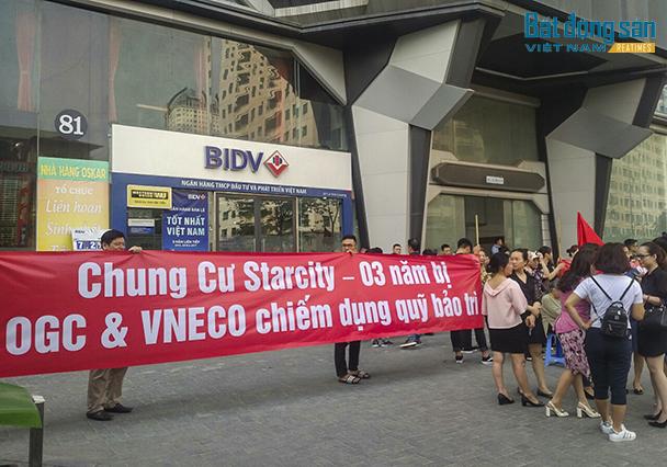 Cư dân chung cư Star City (81 Lê Văn Lương, Hà Nội) do Công ty cổ phần Đầu tư và Thương mại Vneco Hà Nội làm chủ đầu tư căng băng-rôn phản đối vì chủ đầu tư không bàn giao đủ quỹ bảo trì. Ảnh: Đỗ Linh.