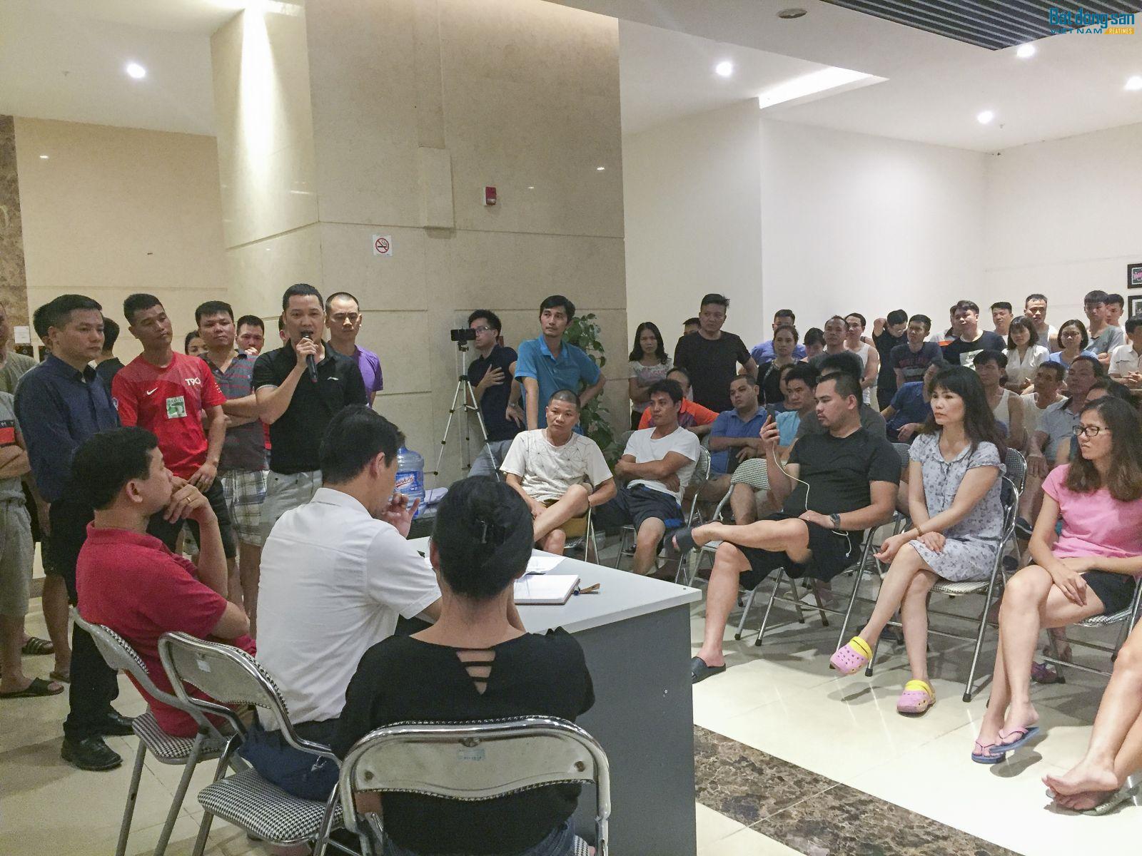 Ngày 03/06/2018, cư dân toà nhà The Pride đã có buổi họp, chất vấn đại diện chủ đầu tư Hải Phát. Ảnh: Đỗ Linh.