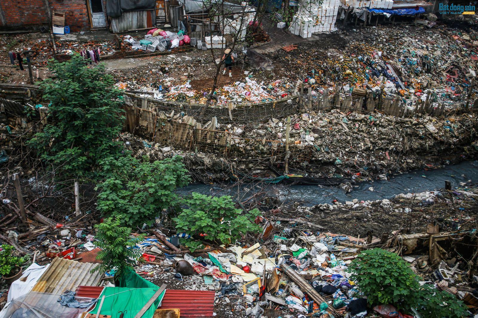 đợt mưa lớn kéo dài nhiều ngày qua khiến mực nước sông Hồng dâng cao, theo dòng nước các loại rác thải bị ùn ứ dưới chân cầu.