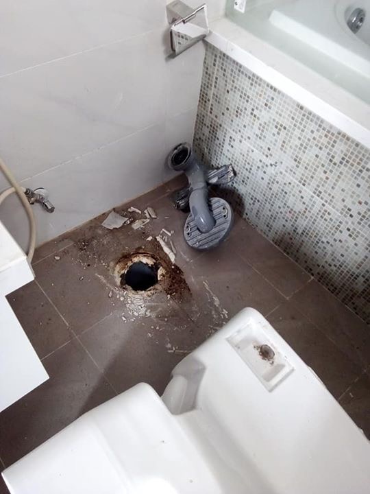 Theo người dân, công trình nhà vệ sinh được lắp đặt cẩu thả khiến chất bẩn trào lên, mùi hôi khó chịu.