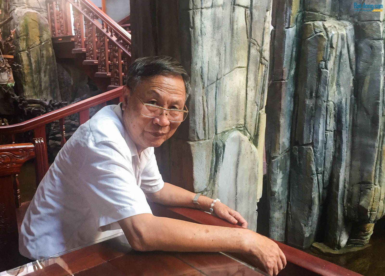 Ông Nguyễn Văn Lân, chủ nhân căn nhà gỗ.